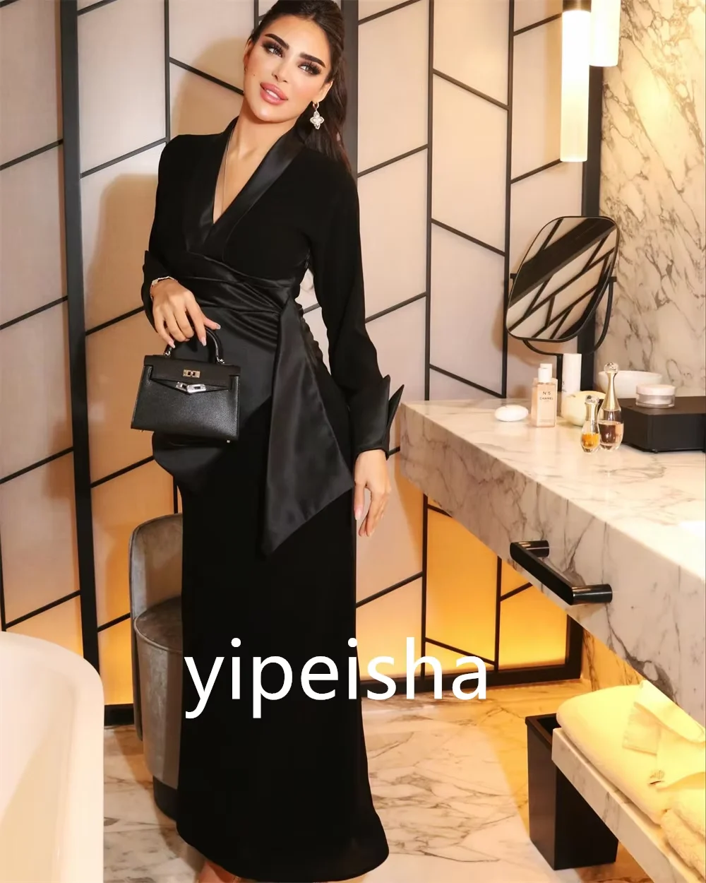 Maßgeschneiderte schwarze gerade Ballkleider, knöchellang, V-Ausschnitt, volle Ärmel, Abendkleid, schlichtes, modisches, drapiertes Partykleid mit Falten