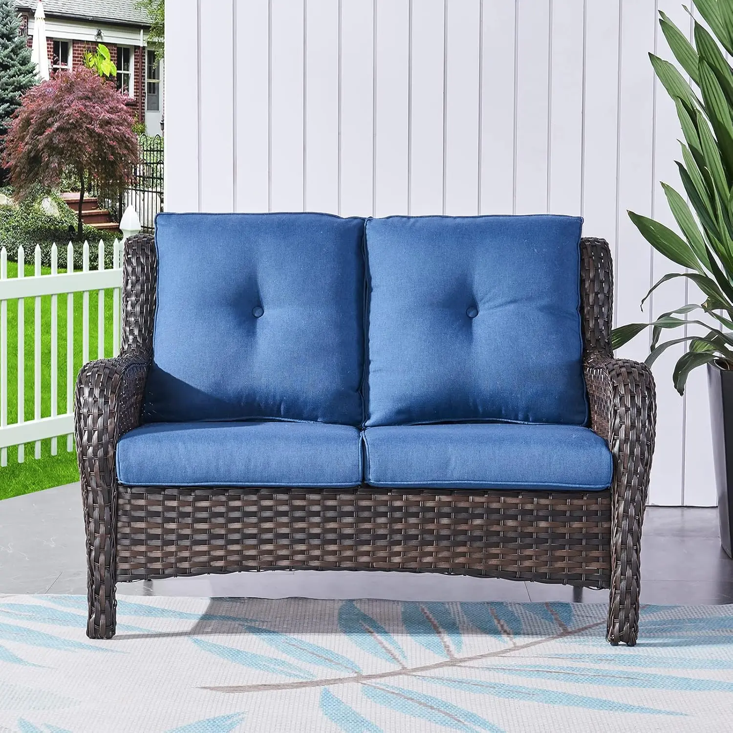 Sofá exterior do Rattan com assento profundo e almofadas, mobília do pátio, plataforma da varanda, varanda, 2 lugares