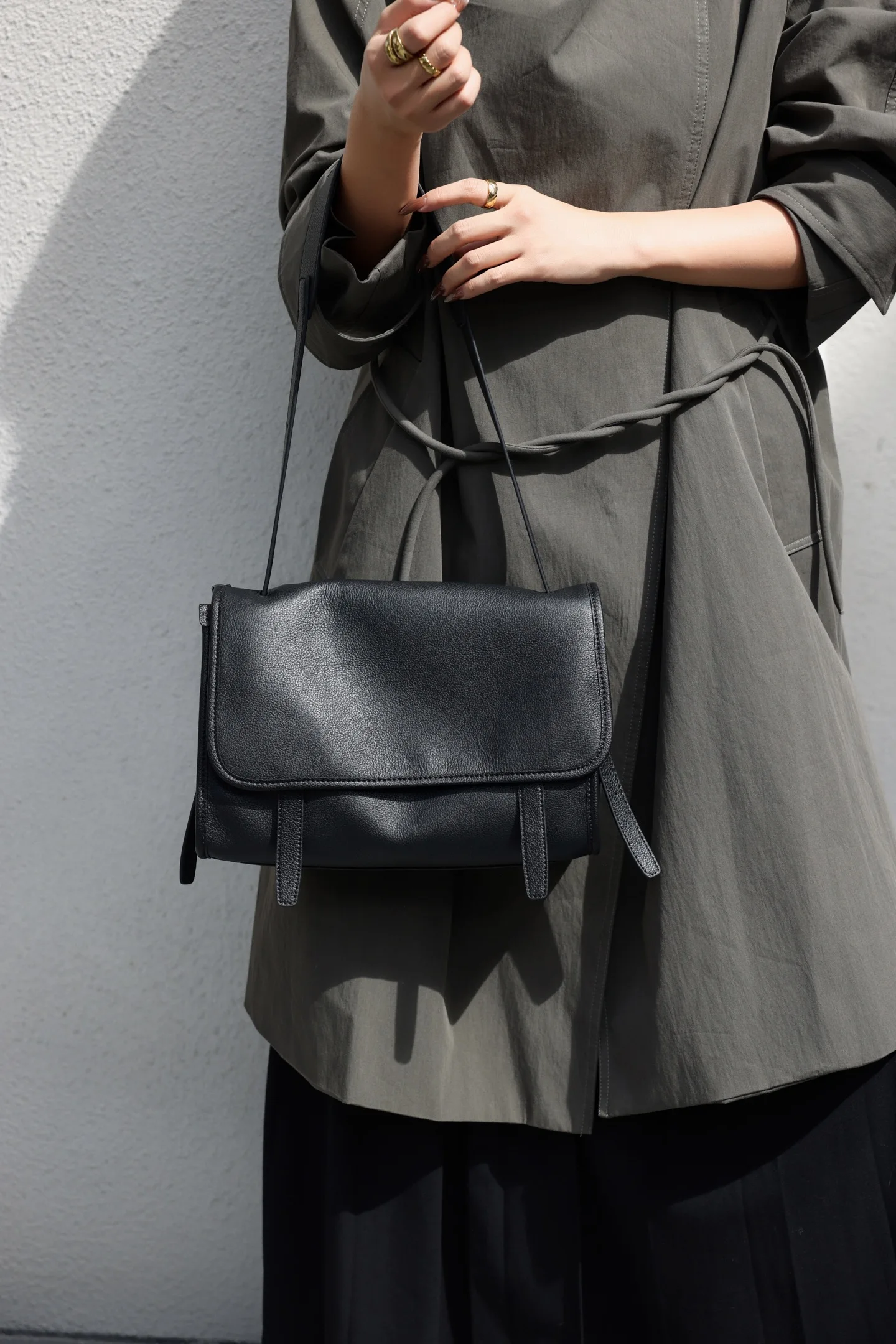 Women Niche Vintage Genuine Leather Messenger Bag, Top-Grain Cowhide Flap Shoulder Bag with Wide Strap, Soft Leather Crossbody E