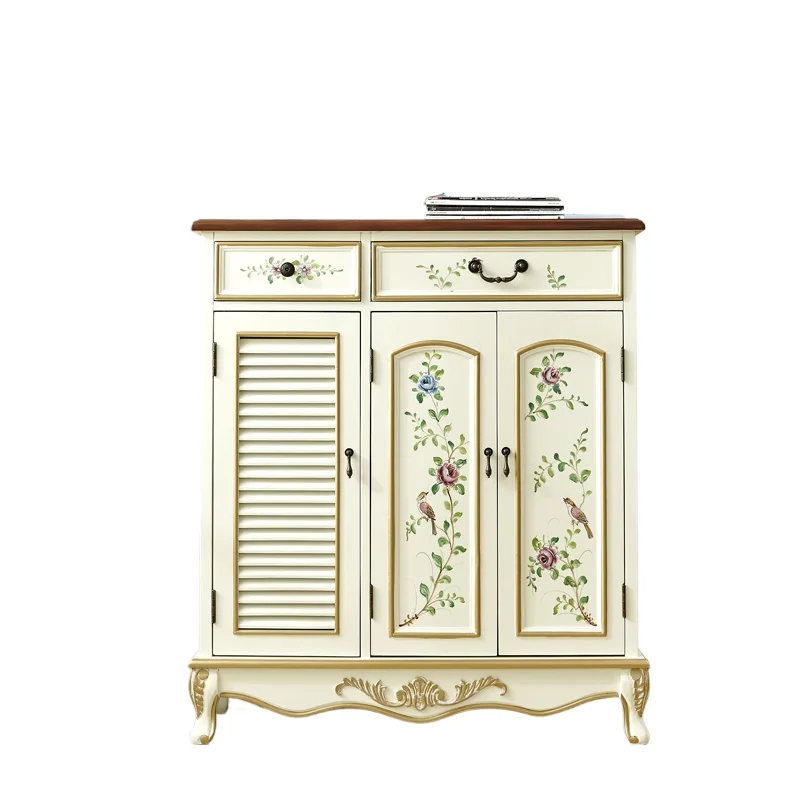 

Напротив двери, шкаф для обуви полностью упакованный в дверь и дверной шкафчик имеет большой вместимости.