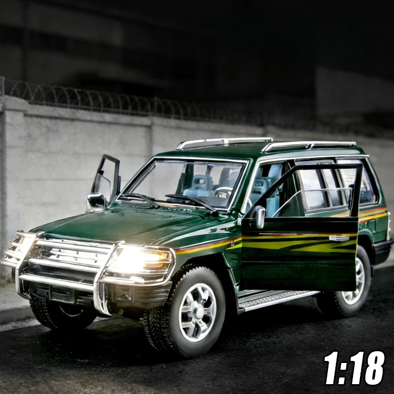 

Масштабная модель внедорожника Pajero 1:18, литая под давлением, со звуком и светом, коллекционная, игрушка-подарок для детей