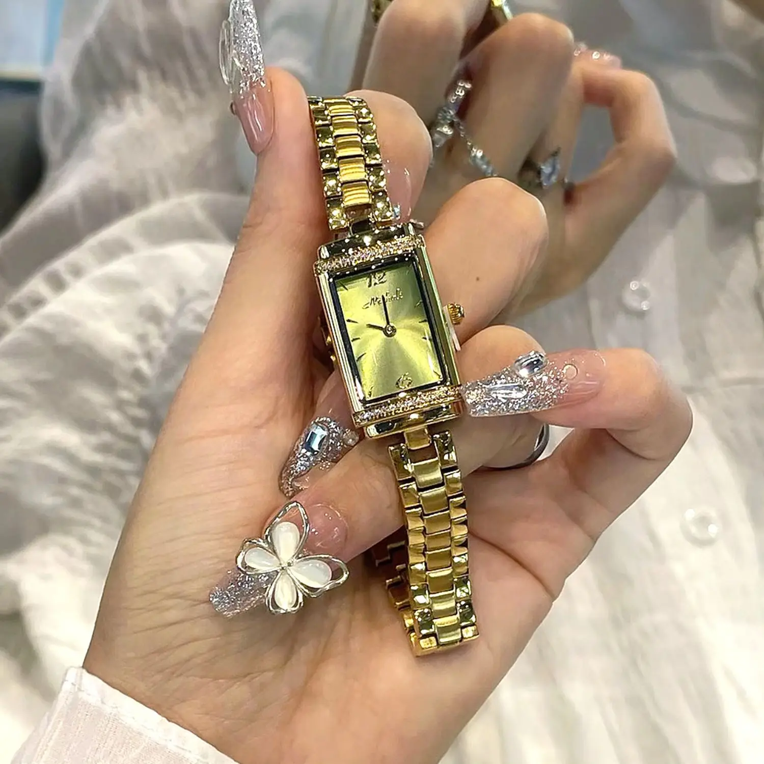 Quadratische Damenarmbanduhr mit Stahlarmband im gleichen Stil، ein modisches und luxurieszes Accessoireleri Damen. #1