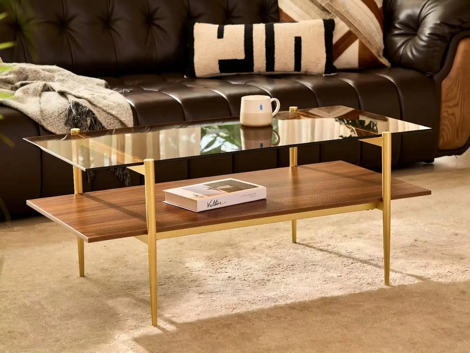 

Современный журнальный столик середины века со столешницей из янтарного стекла, полкой из орехового дерева и золотыми металлическими ножками, 41x21x17 дюймов