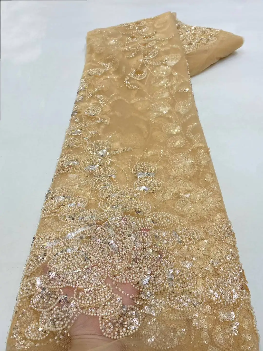 エレガントなフレンチメッシュレース生地ビーズ刺繍とスパンコール付きウェディングドレスアフリカナイジェリアビーズデザイン女性用