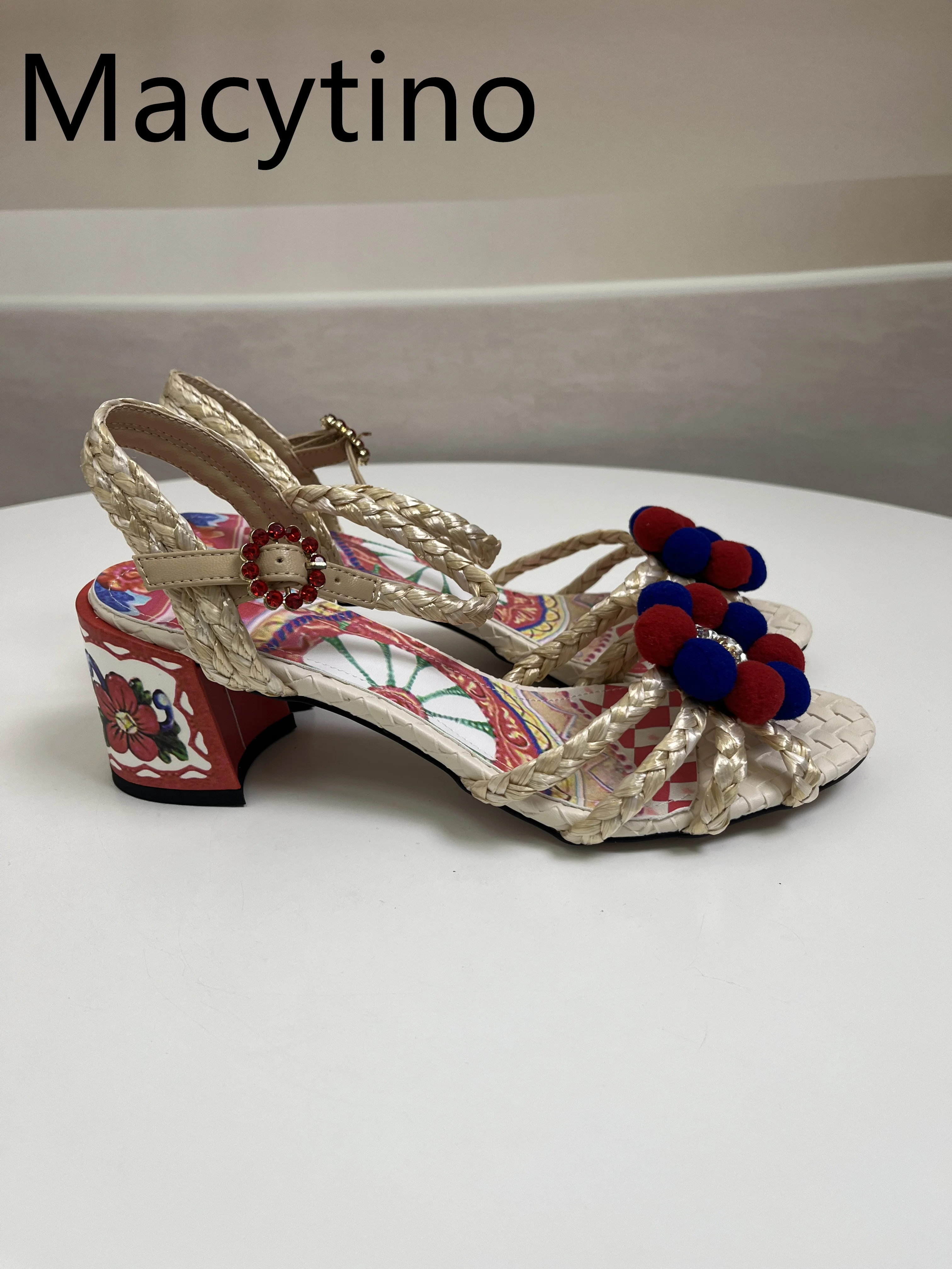 2025 Sandalias de rafia con adornos de flores y bolas peludas, novedad de verano multicolor para mujer, tacón grueso Roma, tacones altos de cuero coloridos