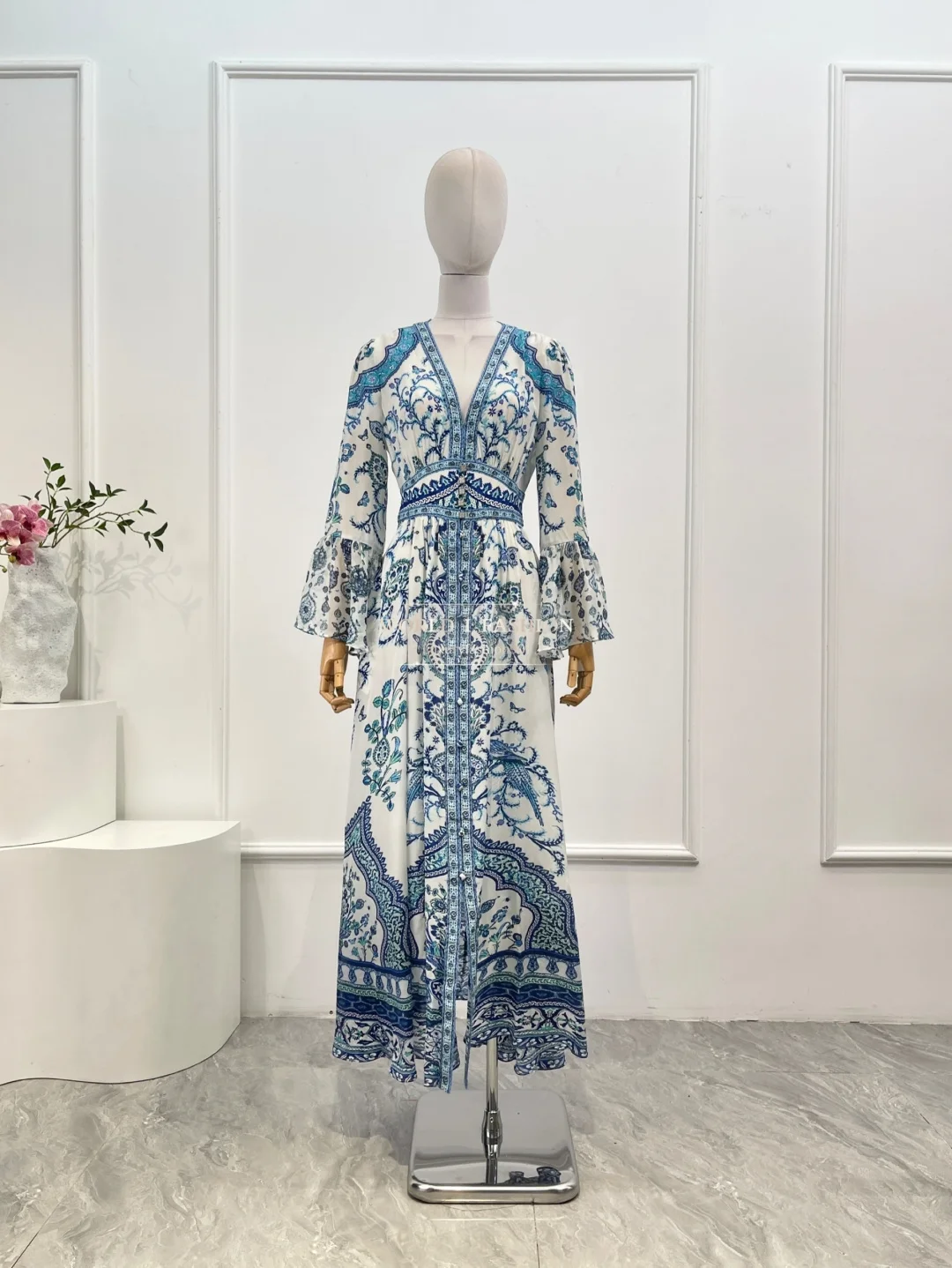 فستان متوسط الطول بأكمام طويلة ورقبة على شكل حرف V باللون البيج للنساء 2025 حرير جديد عالي الجودة #1