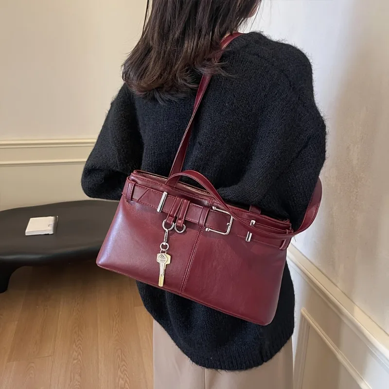 حقيبة كروس بإبزيم حزام بتصميم صغير جديد لعام 2025 |   حقيبة كتف تحت الإبط على طراز الدراجة النارية للنساء |   حقيبة يد جلدية PU