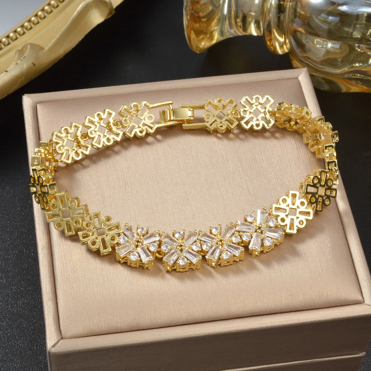 Vergoldetes religiöses Armband für Damen, mit Kristall-Herz und Porträt der Jungfrau Maria, Kettengliederarmband, Retro-Statement-Armband, Schmuck – Detail 5