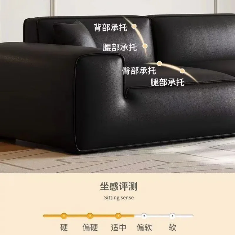 Ruang tamu minimalis modern Italia dengan kursi kulit berbentuk kubus dan alas tidur lateks.