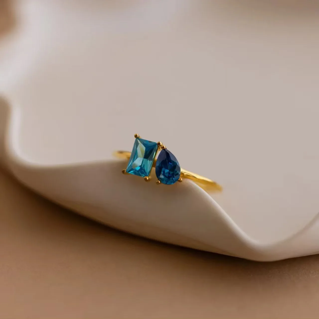 2025 Nuevo anillo con personalidad cuadrado y lágrima estilo INS, bricolaje disponible, piedra natal de diciembre, regalo del Día de San Valentín