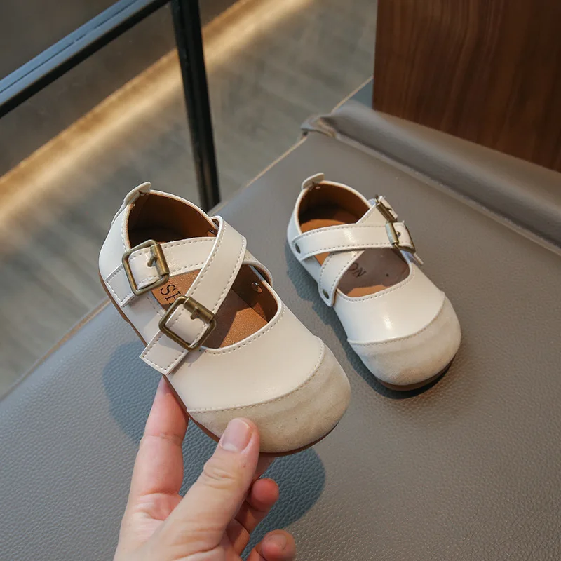 Zapatos individuales versión coreana para niña, calzado pequeño de cuero con suela suave, princesa cruzada, Otoño, 2024