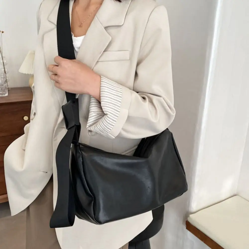 

Elegant Harajuku PU Shoulder Bag Waterproof Large Capacity Fitness Training Bag Soft Solid Color Sports Crossbody Bag Swimming