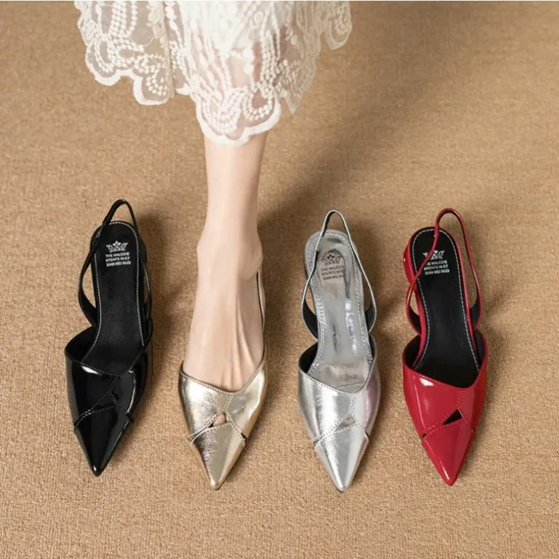 Lüks patent deri kadın pompaları düşük topuklu oyulmuştur kalın tabanlar High-end simli sandalet kadın 2024 sivri tek ayakkabı