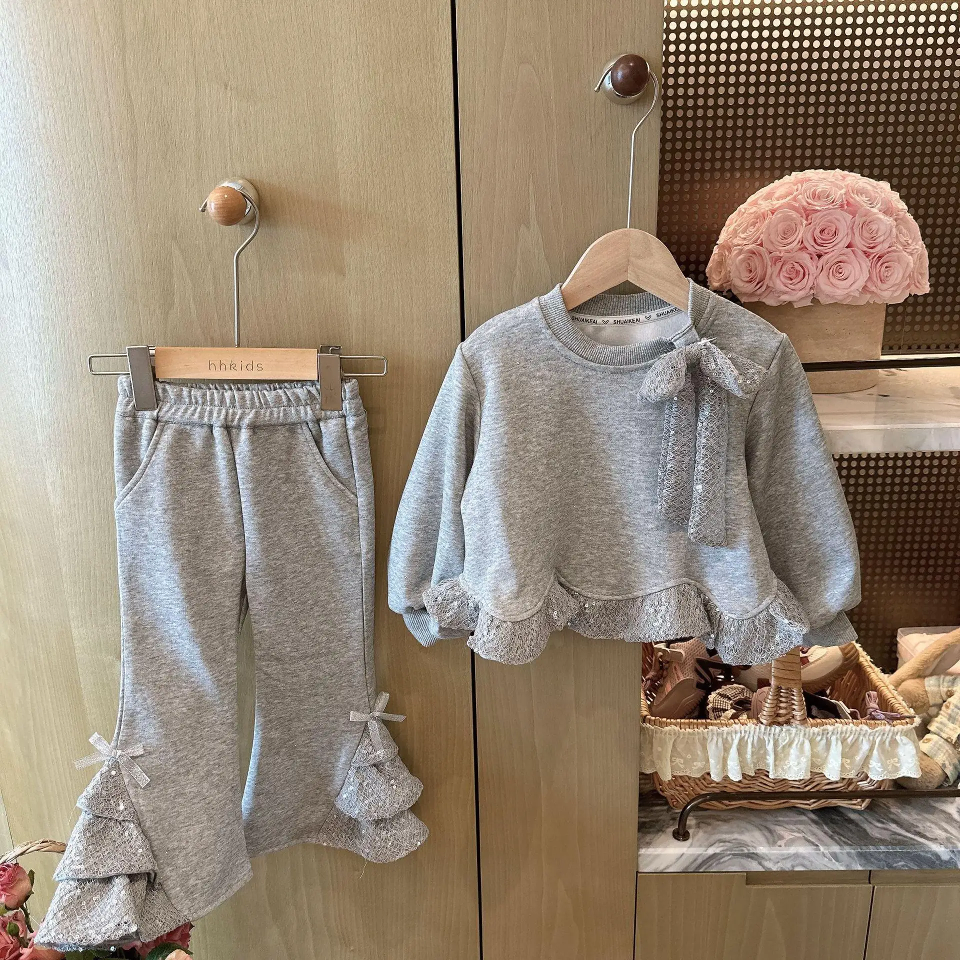 Girls Cake Bell Bottom Pants Spring and Autumn 2026 New Butterfly Tie Hoodie Girls Treasure Fashion Two Piece Set