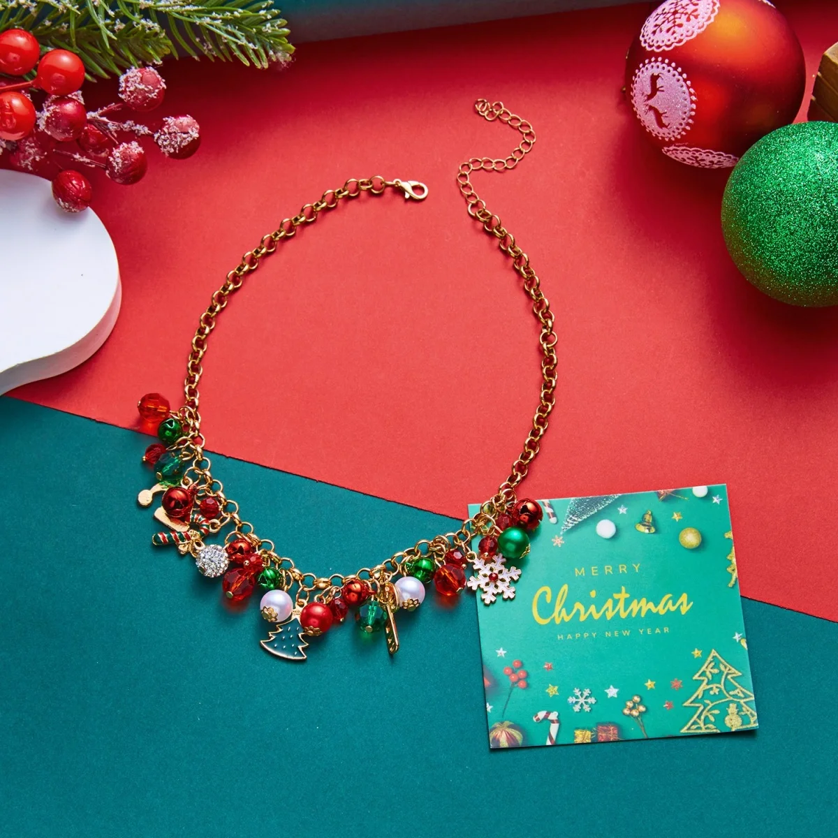 Weihnachts-Charm-Halskette mit Imitationsperlen für Damen, Emaille-Anhänger mit Lebkuchenmann, Schneemann und Rentier, verstellbarer Feiertagsschmuck, Geschenk – Detail 20