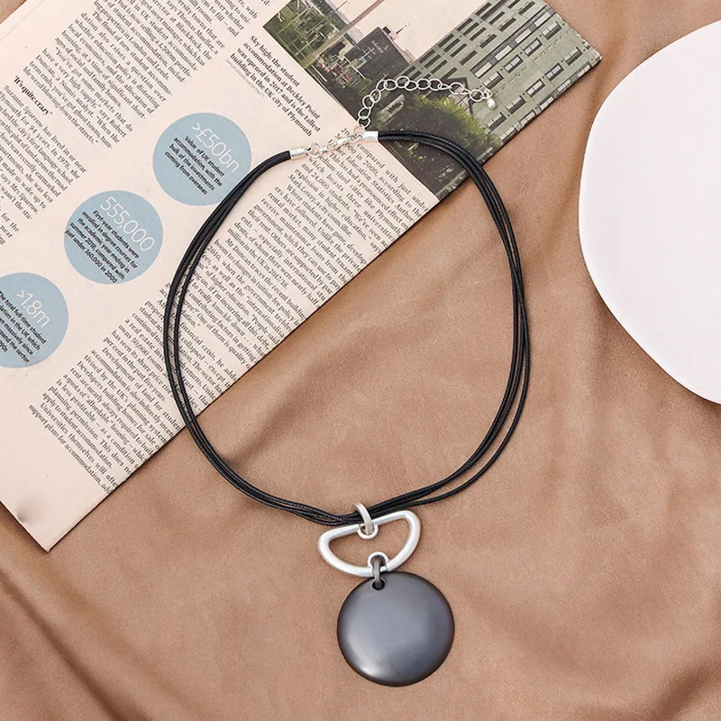 popular Korean version is simple, European and American contrasting color pendant, women's high-end simple ins style je