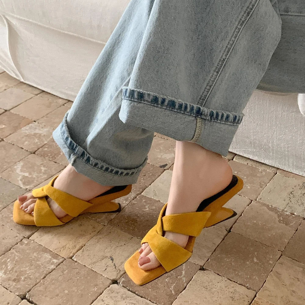 Französische offene Zehenpartie, gedrehter Keilabsatz, gerade Pantoletten, 2026 neue Damen-Sommer-Sandalen mit eckiger Zehenpartie – Detail 3