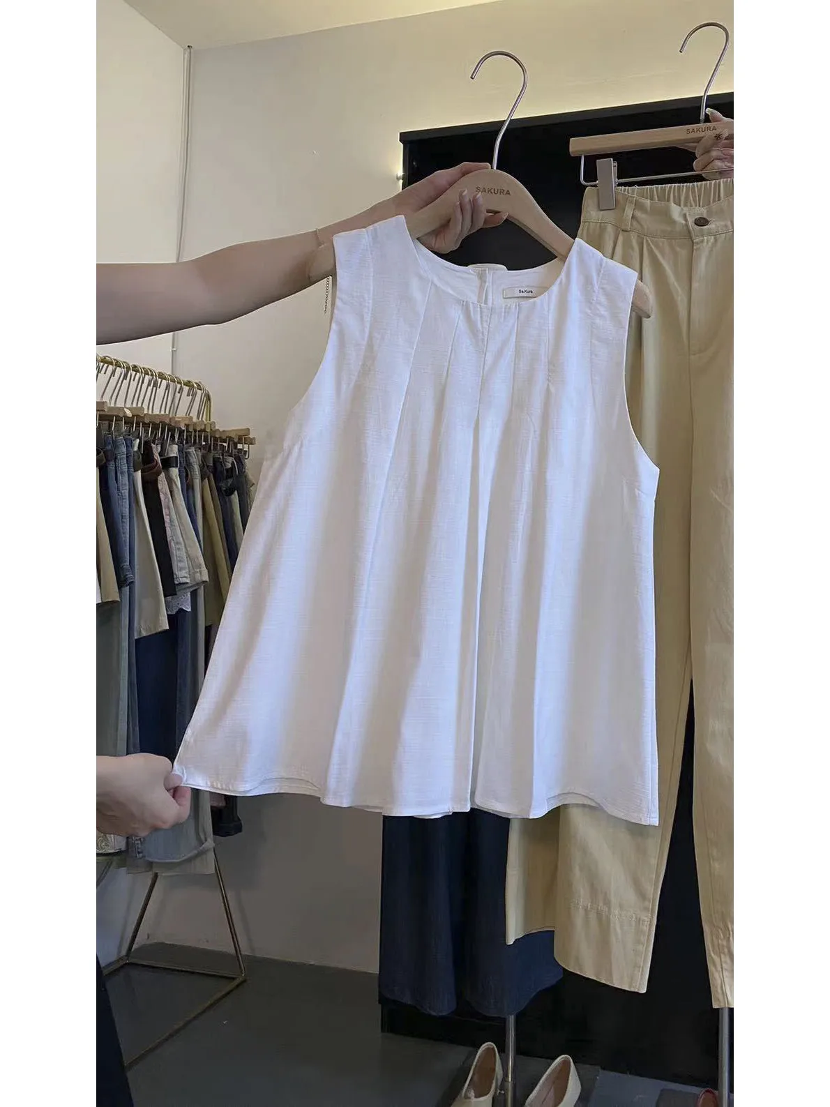 

Summer 2025 Korean Sle Simple Loose Women's Svel irt Design Sensation Slimming Top Pure Color Commute Faion