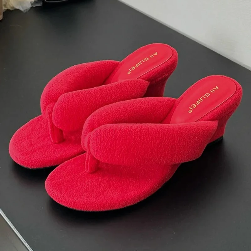 

Новые летние женские шлепанцы, леопардовые пикантные сандалии на танкетке, женские модные нескользящие повседневные пляжные тапочки на высоком каблуке