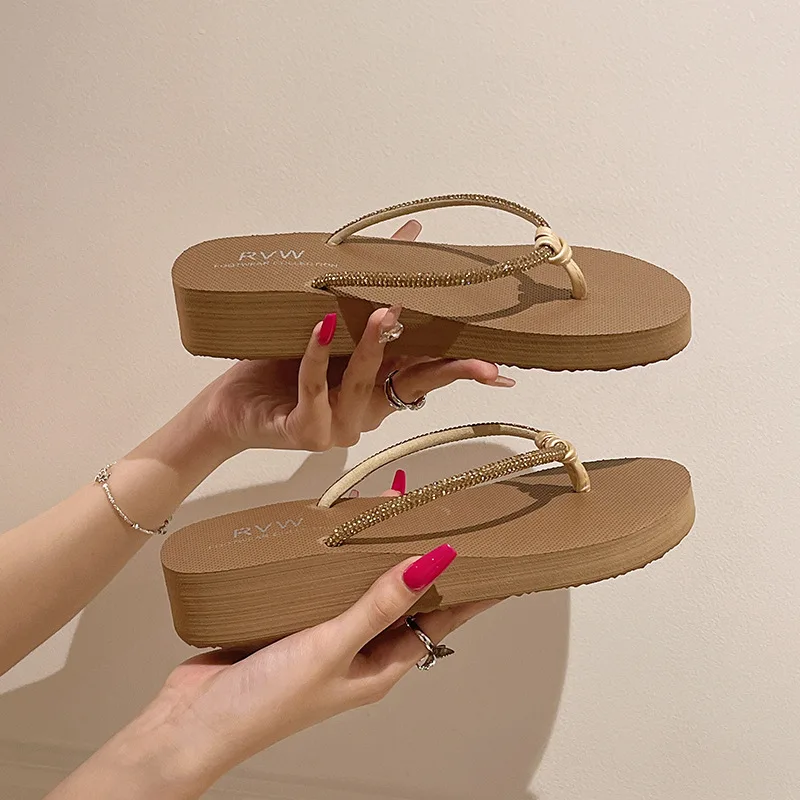 New Beach Slippers for Women's Summer Fashion Wearing Rhinestone Flip Flops with A Thick Heel and A Sloping Heel Clip on Sandals