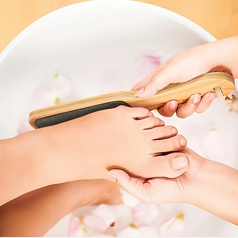 قطعة واحدة من مبرد القدم الخشبي والباديكير بمقبض خشبي ناعم وطبيعي مع سطح كاشط أسود - مثالي للعناية بالقدم في المنزل