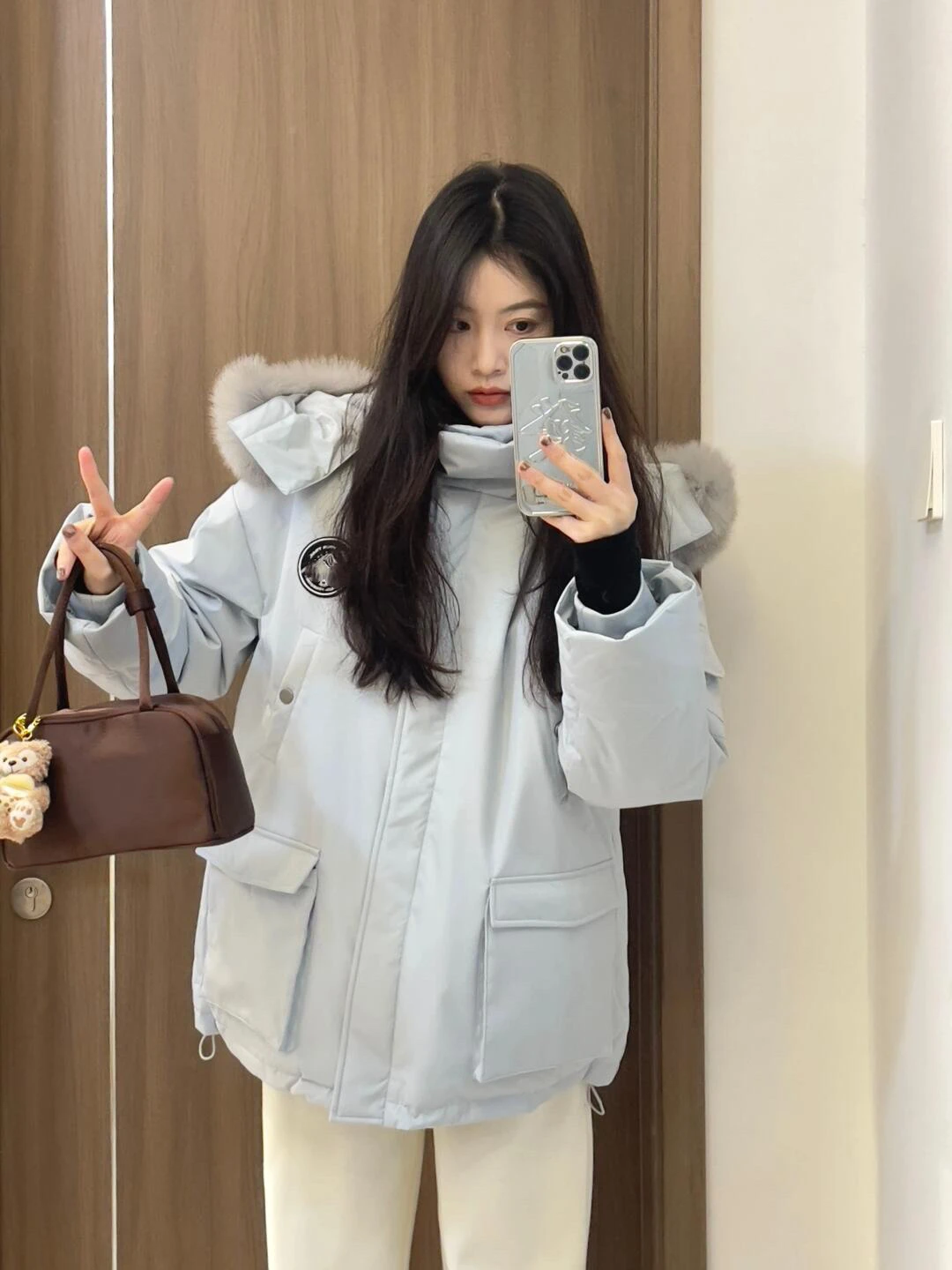 เสื้อโค้ทพาร์กาผู้หญิงสีน้ำเงิน ผ้าฝ้ายผสมขนเป็ด ทรงยาวปานกลาง มีฮู้ด แต่งขนเฟอร์ที่ปกเสื้อ  สำหรับฤดูหนาว เหมาะสำหรับใส่เดินทาง