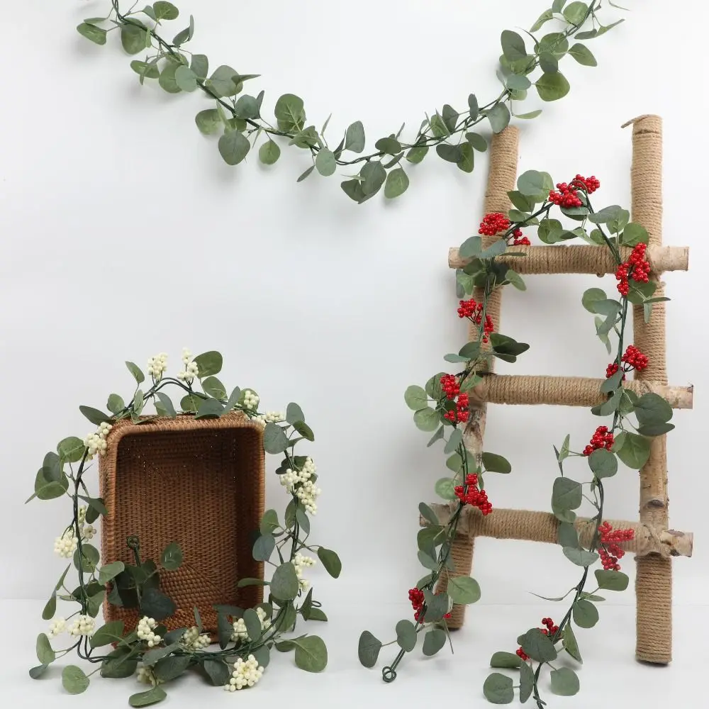 Зеленый венок с имитацией листьев эвкалипта 177 см, красные/белые ягоды, искусственная зелень, листья, настенный подвес из ротанга