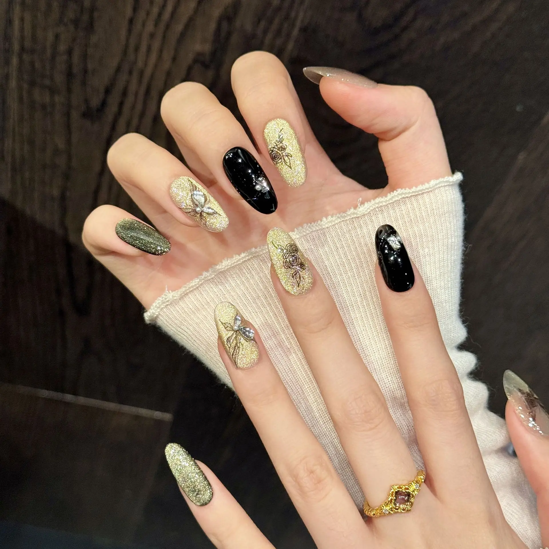 10 Stück handgemachte Gold Cat Eye Press on Nails Glitter Black Rose Butterfly Design Fake Nails Wearable Ins Mandel Falsche Nagelspitzen