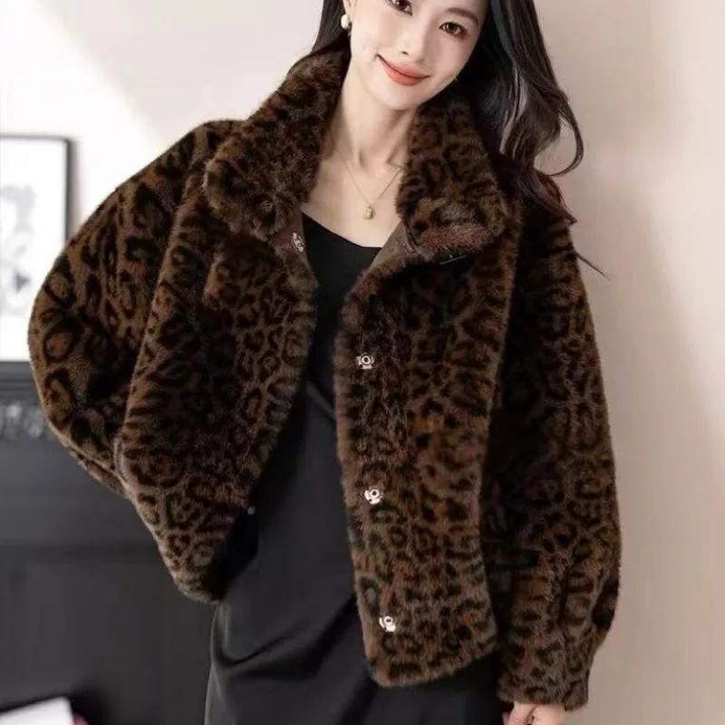 Nowe płaszcze jesienno-zimowe Krótkie płaszcze ze sztucznego futra Modne kurtki z futra norek w panterkę Puszyste, miękkie, z klapami, zapinane na jeden guzik, ciepłe i stylowe