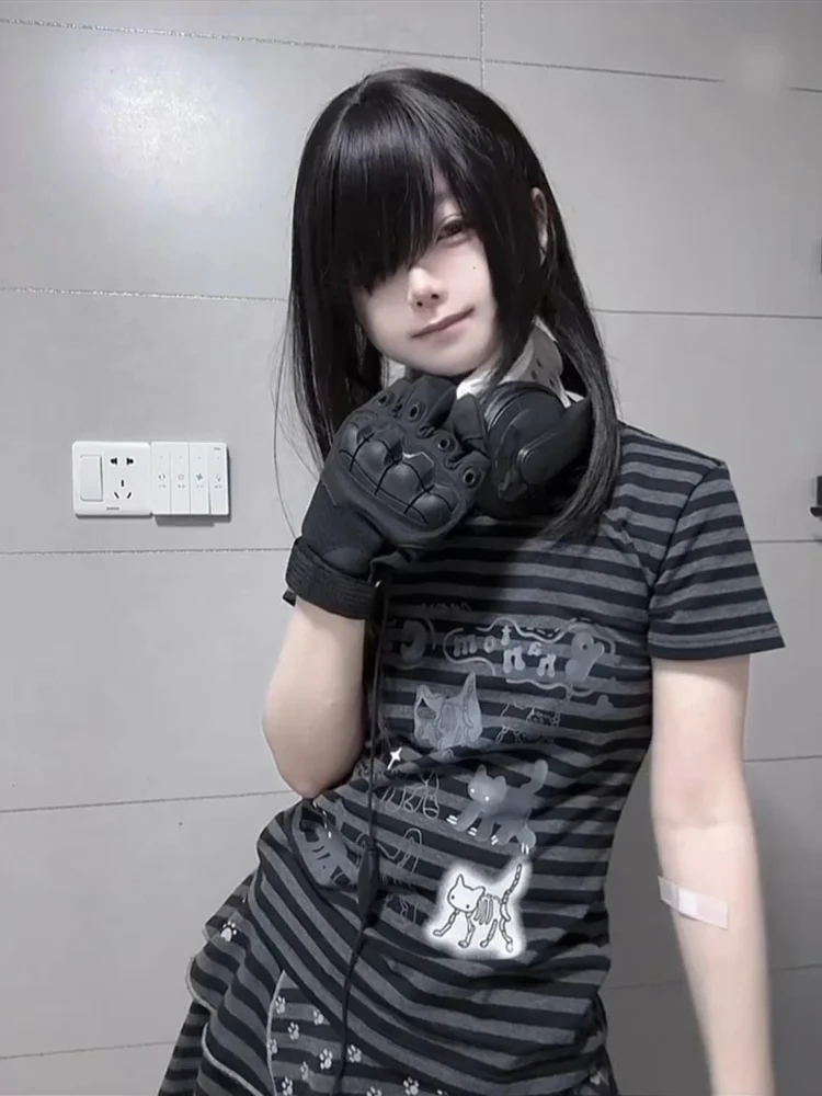 تي شيرت نسائي بأكمام قصيرة بتصميم Y2K، قصة ضيقة مع طباعة لطيفة على الطراز الياباني، قميص صيفي مخطط بألوان متباينة وماص للعرق