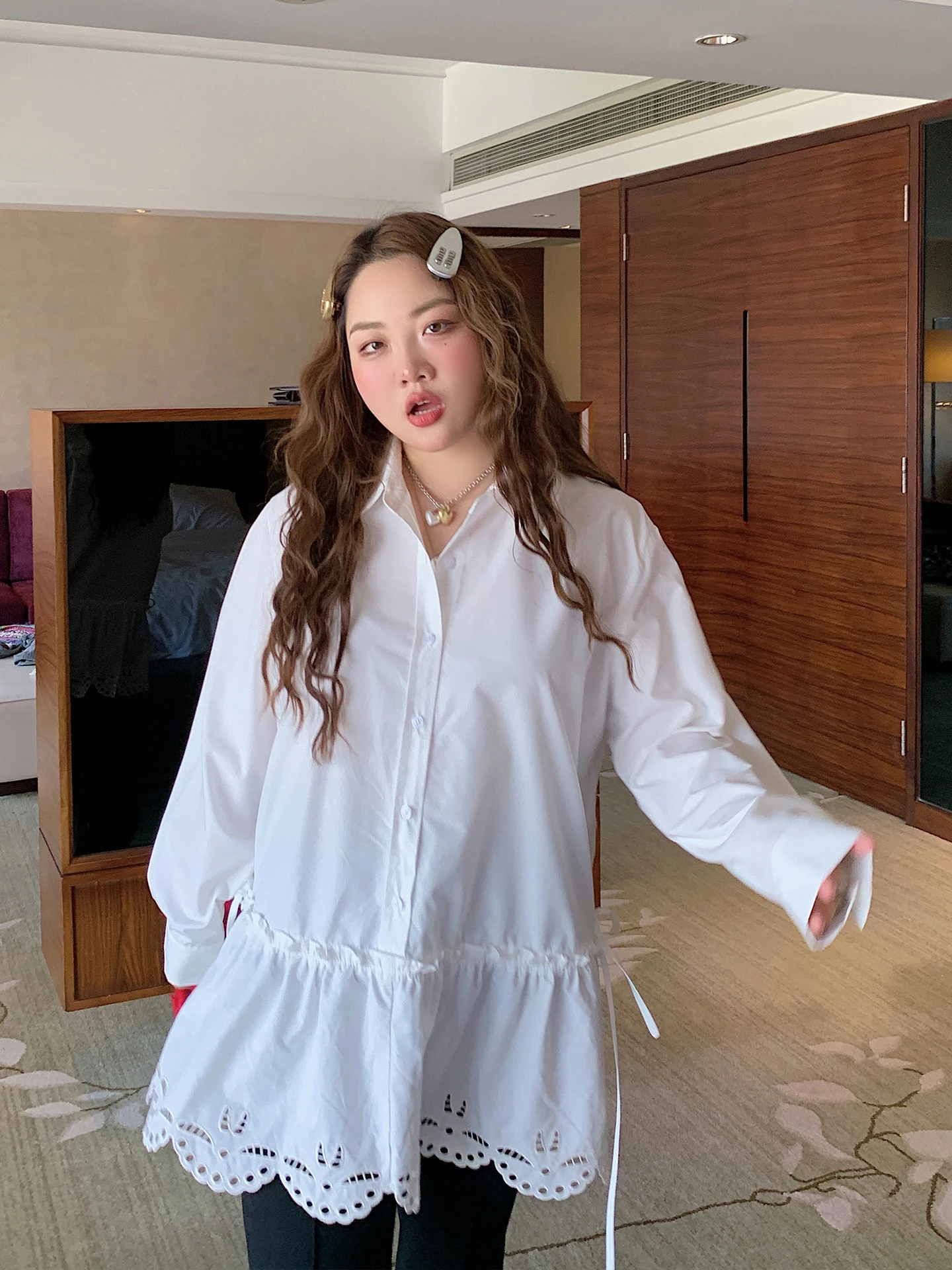 

Стильная женская блузка средней длины с золотистым узором, повседневная, с длинными рукавами, из дышащего хлопка, белая, модная, омолаживающая, топ