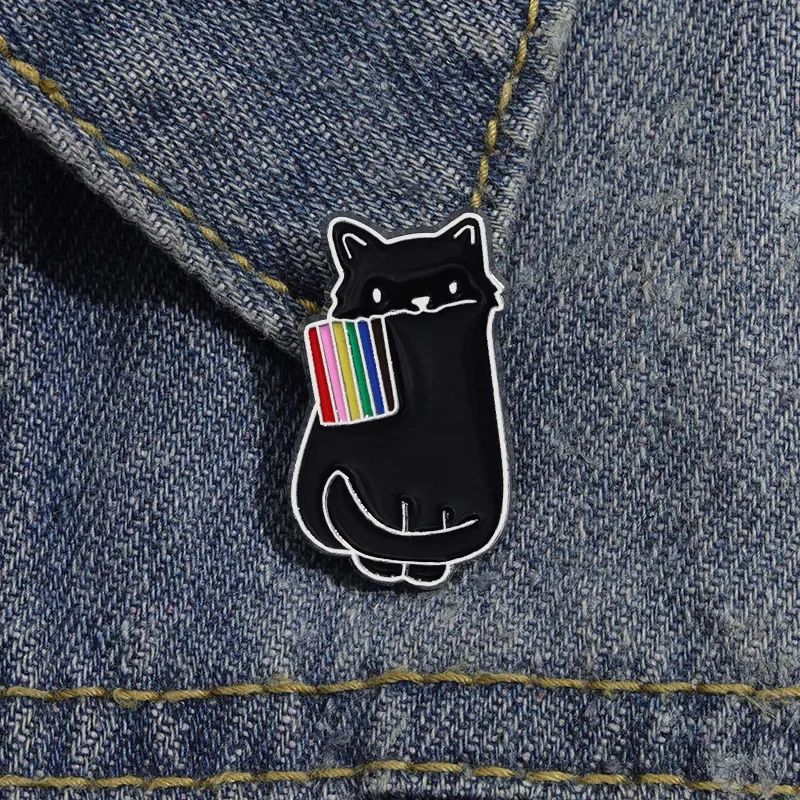 Creative New Product Personalized Black Cat Shaped Metal Badge Accessory Biting Colorful Flags Pins for Backpacks Badges Metal