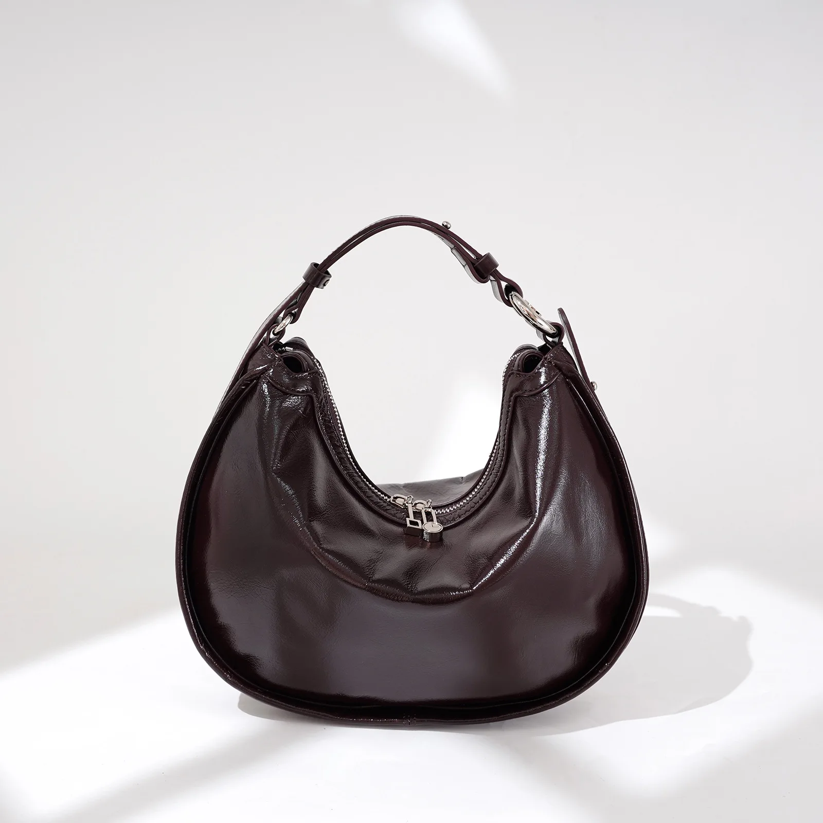 

Сумка для подгузников для ежедневных дел, походов в продуктовый магазин, аптеку, для прогулок в парке, для встреч с друзьями. Хорошо организует все детские вещи.