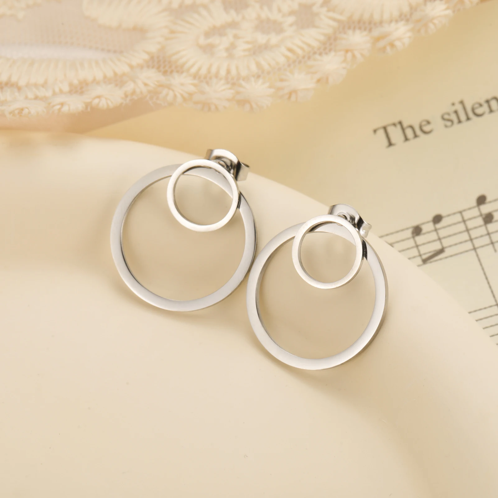 Skyrim Runde geometrische Ohrstecker für Damen, Edelstahl, goldfarben, minimalistische Ohrringe, trendiger Schmuck, Muttertagsgeschenk – Detail 5