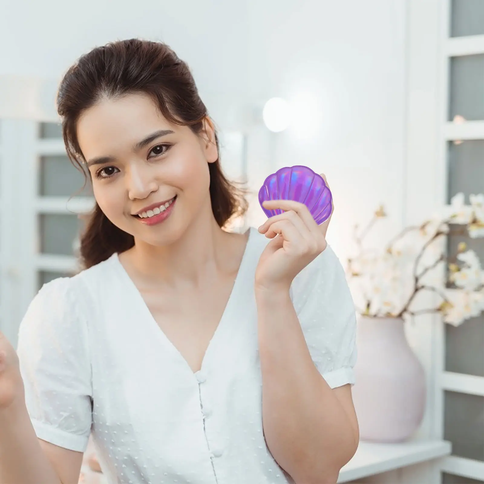 กระจกแต่งหน้าแบบพับได้สองด้านแบบพกพา รูปทรงเปลือกหอย PU ดีไซน์โฮโลแกรมสำหรับผู้หญิง สีม่วง