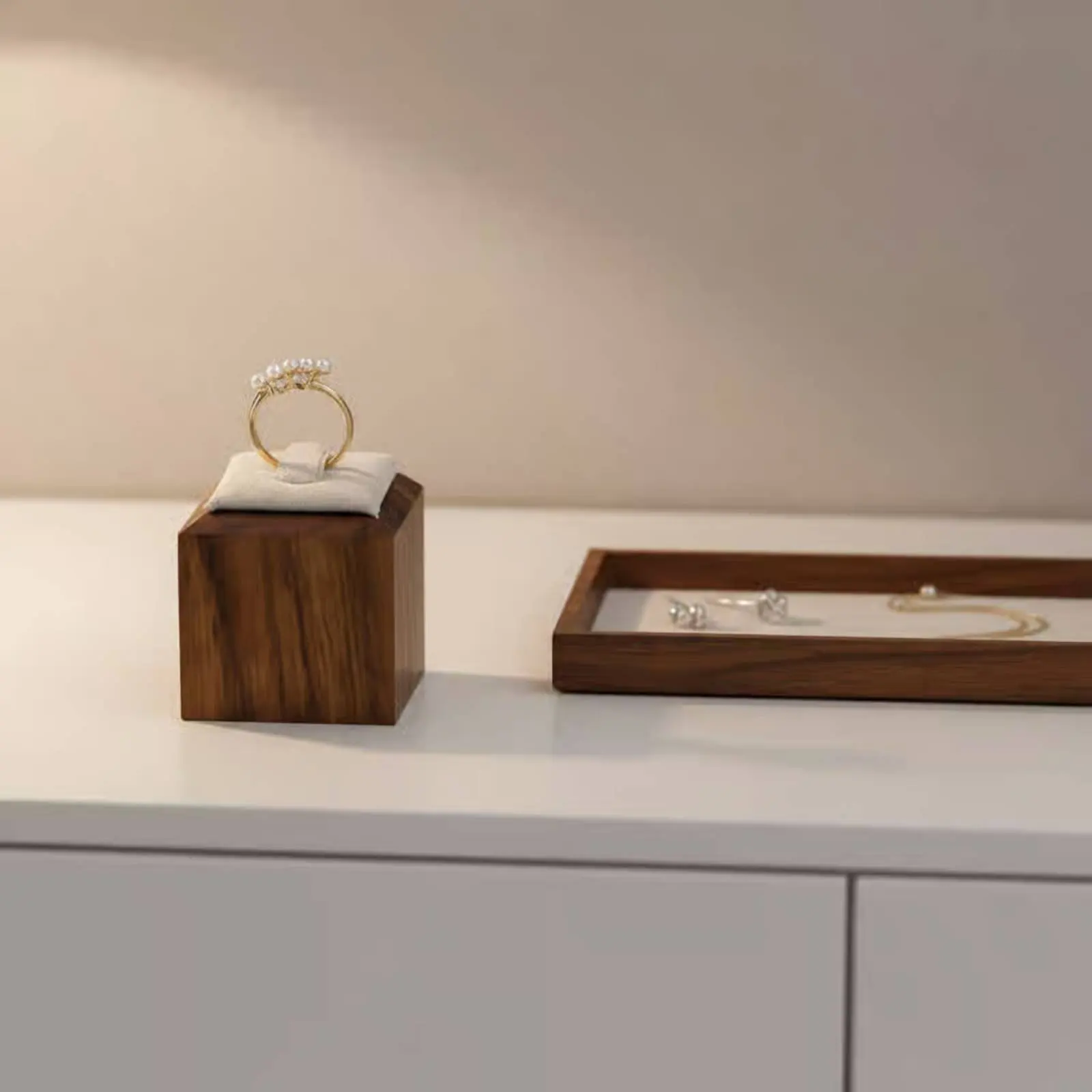 expositor-de-colares-em-linho-com-design-elegante-para-retrato-suporte-para-colares-resistente-a-nos-armazenamento-gratuito-joias-de-linho