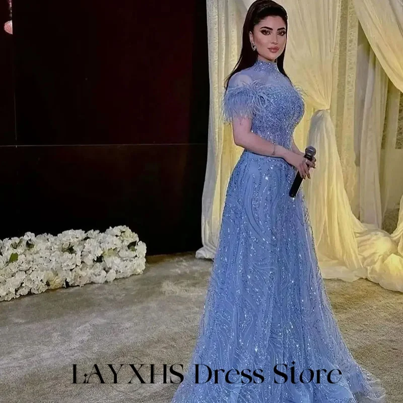 فساتين سهرة رسمية رائعة من LAYXHS باللون الأزرق المغبر ورقبة عالية من الدانتيل والترتر والريش على شكل حرف a فساتين لحضور الحفلات الموسيقية مخصصة من Fستان Sherese