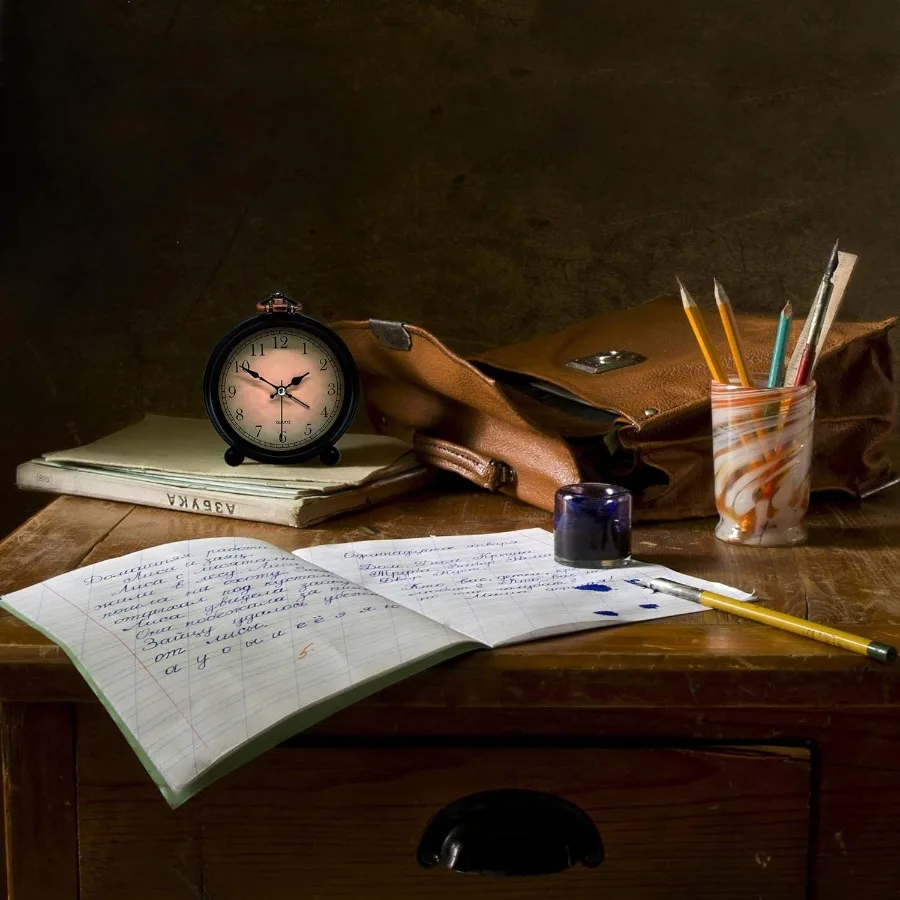 ساعة منبه كلاسيكية كلاسيكية مقاس 4 بوصات صامتة للغاية وغير موقوتة وساعة صغيرة مع إضاءة ليلية تعمل بالبطارية بتصميم بسيط لـ