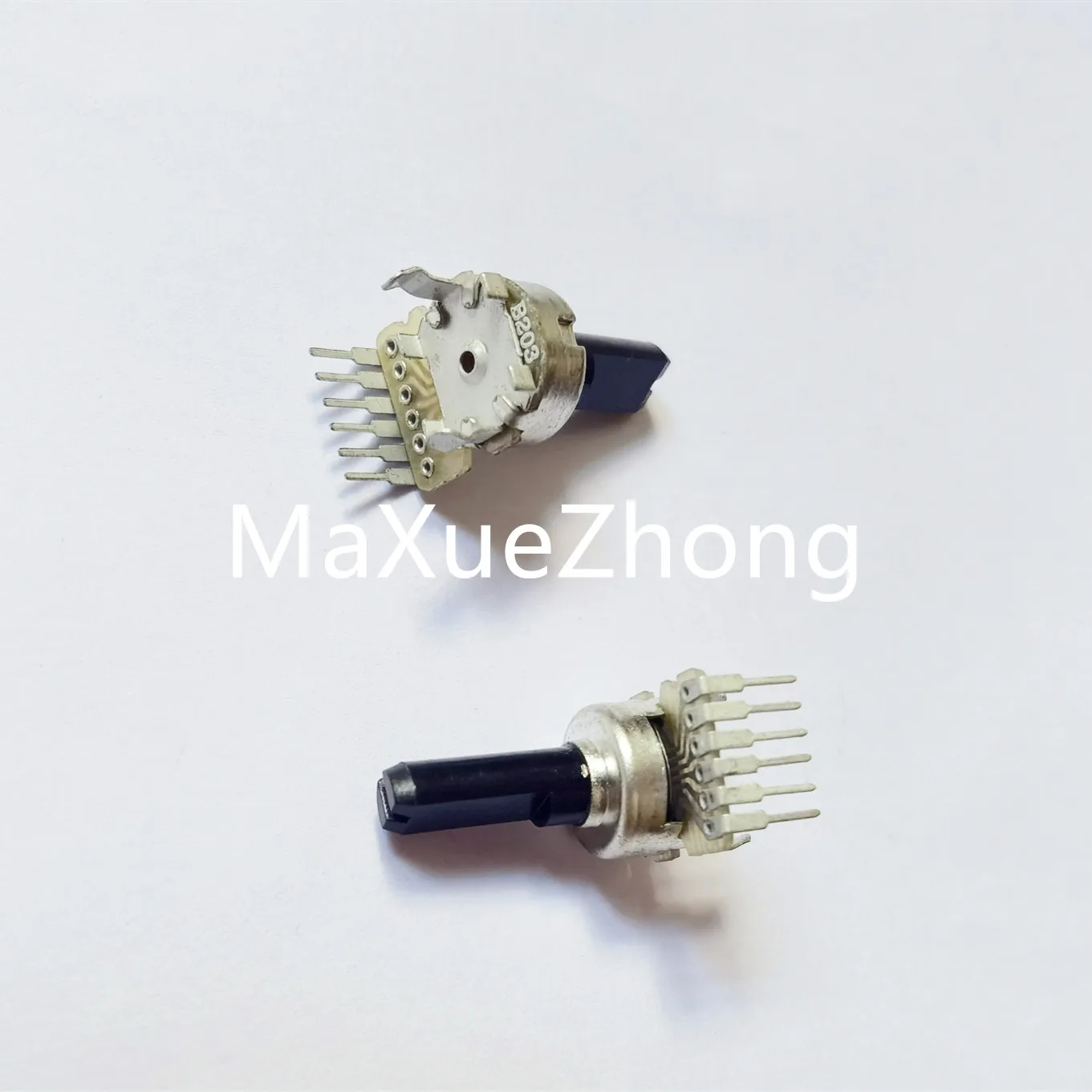 

Оригинальный новый 100% 1212 TYPE B203 двойной электронный динамик B20K, потенциометр громкости, полуосевой однорядный 6-контактный (ПЕРЕКЛЮЧАТЕЛЬ)