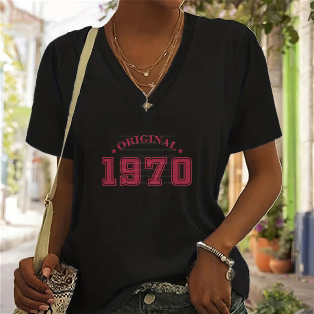 

Women’s Shirts V-Neck Short Sleeves 1970 to 1979 High Street 1975 Design Lady Casual Tee Top Retro Style Loose T-Shirt Female