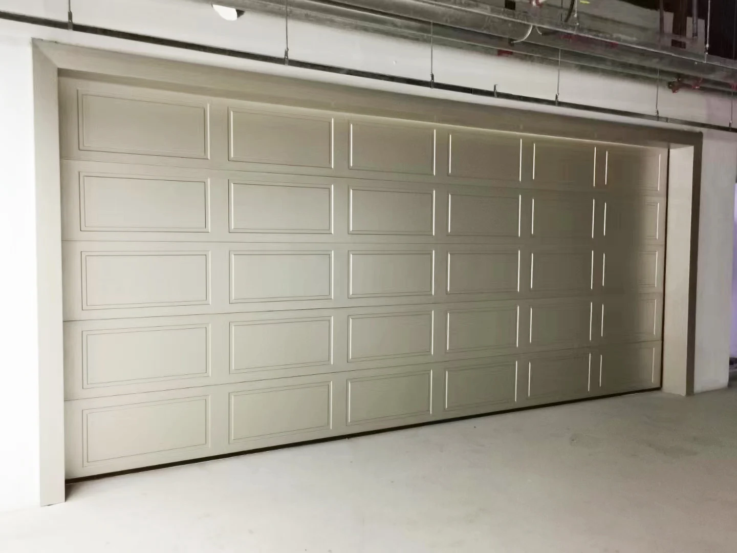 Porta de garagem de aço de grão de linha quadrada com detalhes modernos contemporâneos do Norton com molduras de janela pretas e vidro colorido para casa