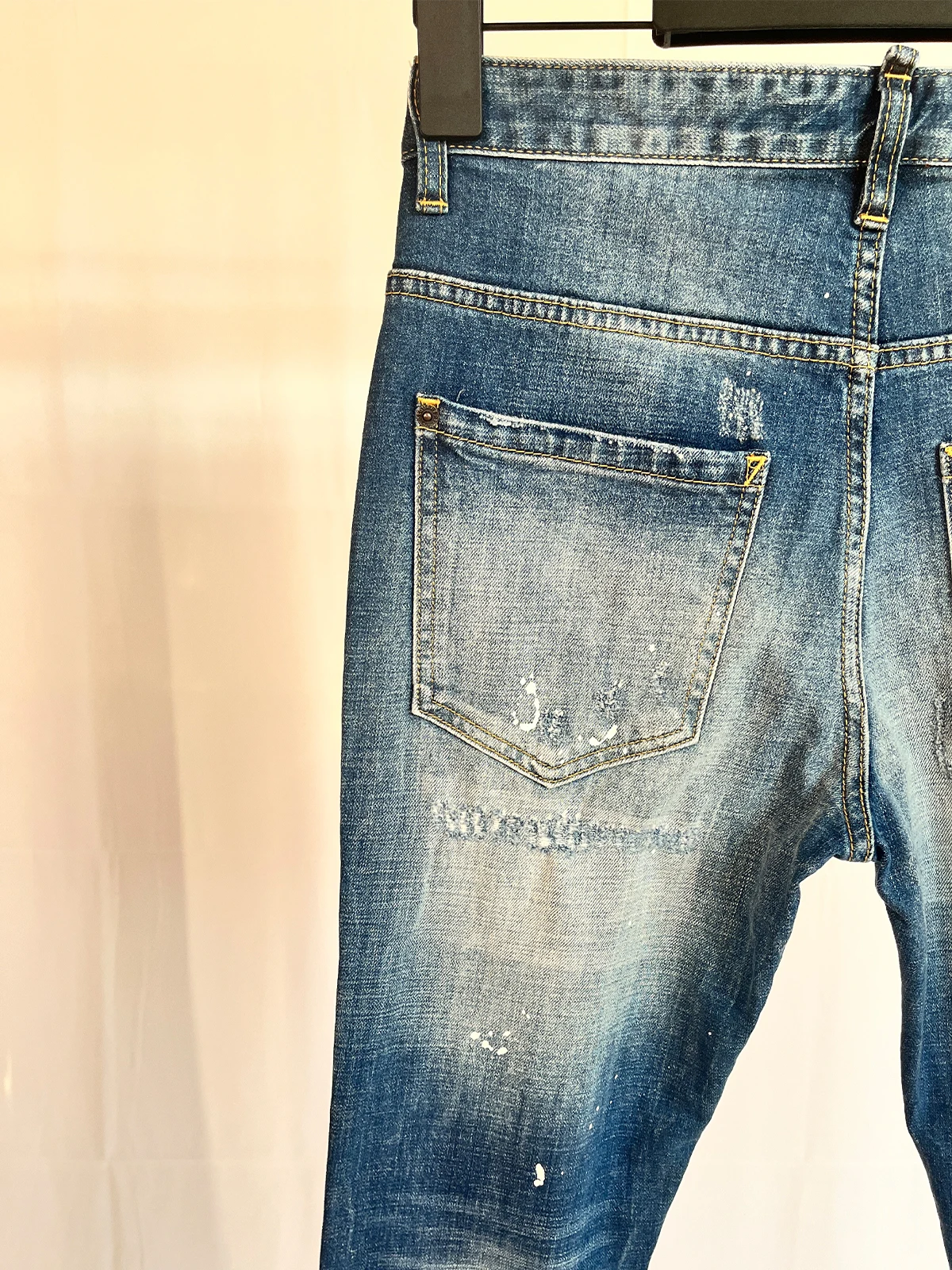 2024 primavera e outono novo d2 jeans na moda masculino lavado remendo de moagem azul bordado crachá pequeno balde reto