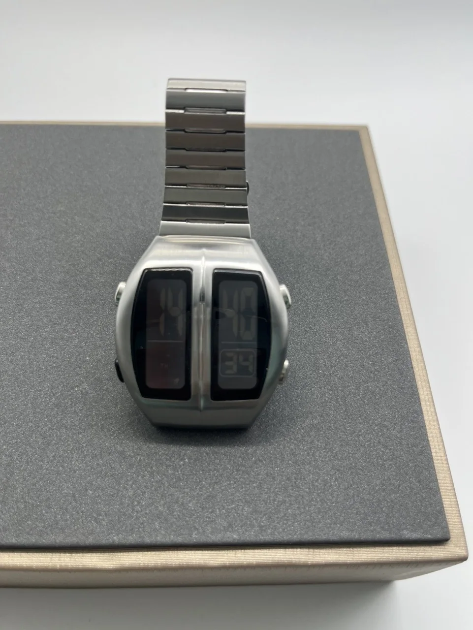 

GORMAN Battery Sports Men's Smartwatch Electronics Watches Vintage 70s Retro-futuristic Style Fashion Led digital Watches Filp