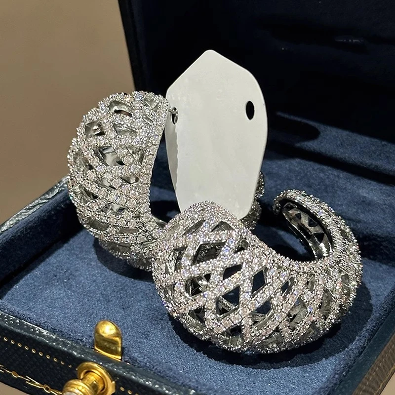 Huitan Schillernde Halbkreis-Creolen mit Hohldesign, Leuchtend Funkelnde Ohr-Accessoires für Frauen, Bezaubernder Partyschmuck – Detail 4