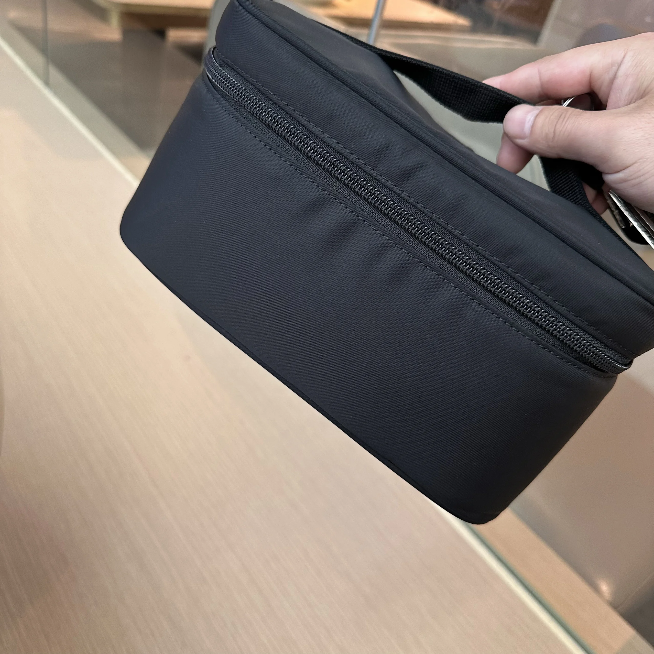 

Portable Travel Ladies eup Bag Handheld Toiletry Storage Pouch Small Cosmetic Bag Nylon Material Pure Color Design