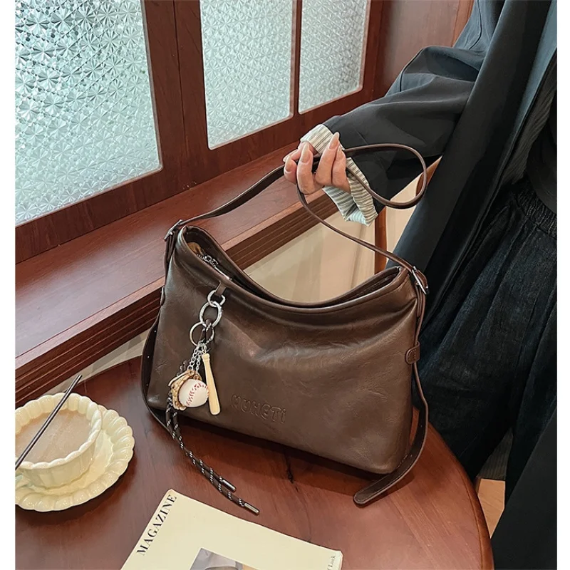 Новая женская сумка использует простая модная сумка через плечо в западном стиле большой вместимости под мышками, универсальная сумка-мессенджер.