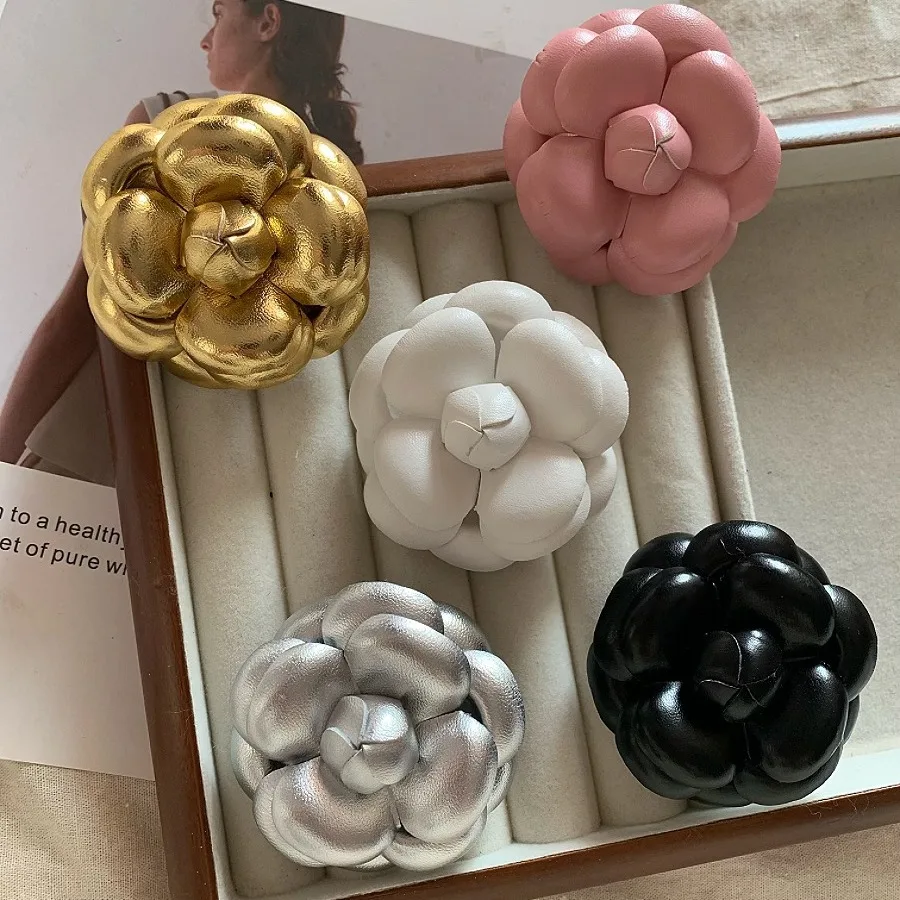 Women\'s Camellia Leather Rose Flower Brooch High-end Luxury Temperament Unique Suit Lapel Pin Dress Chest Flower