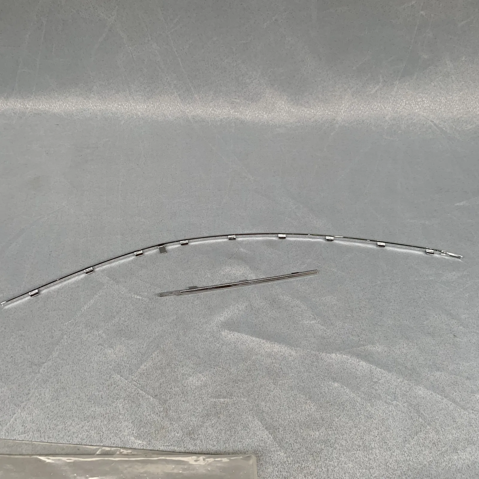 

MERCEDES-BENZ E W212 REAR BUMPER CENTRAL MOULDING A2128852021