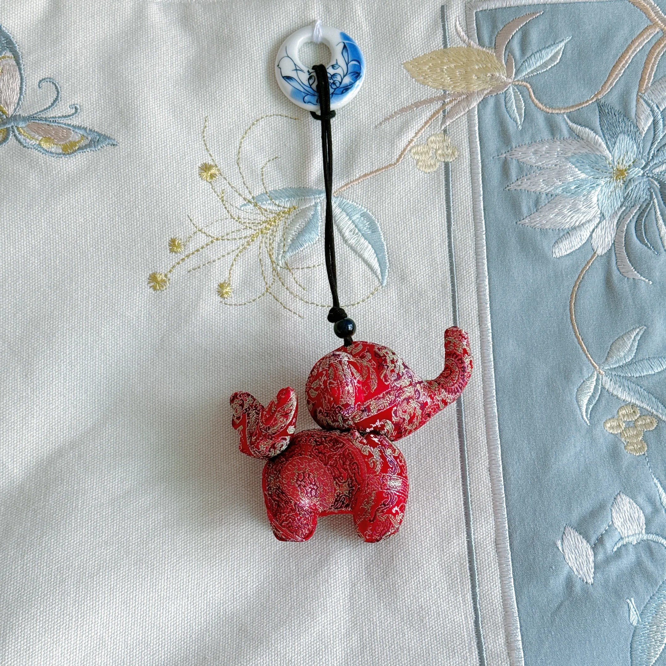 حسن الحظ الأحمر دامبو قلادة أغنية الديباج النمط الصيني التقليدي الحرير يدويا سيارة معلقة اكسسوارات الفيل حقيبة السحر