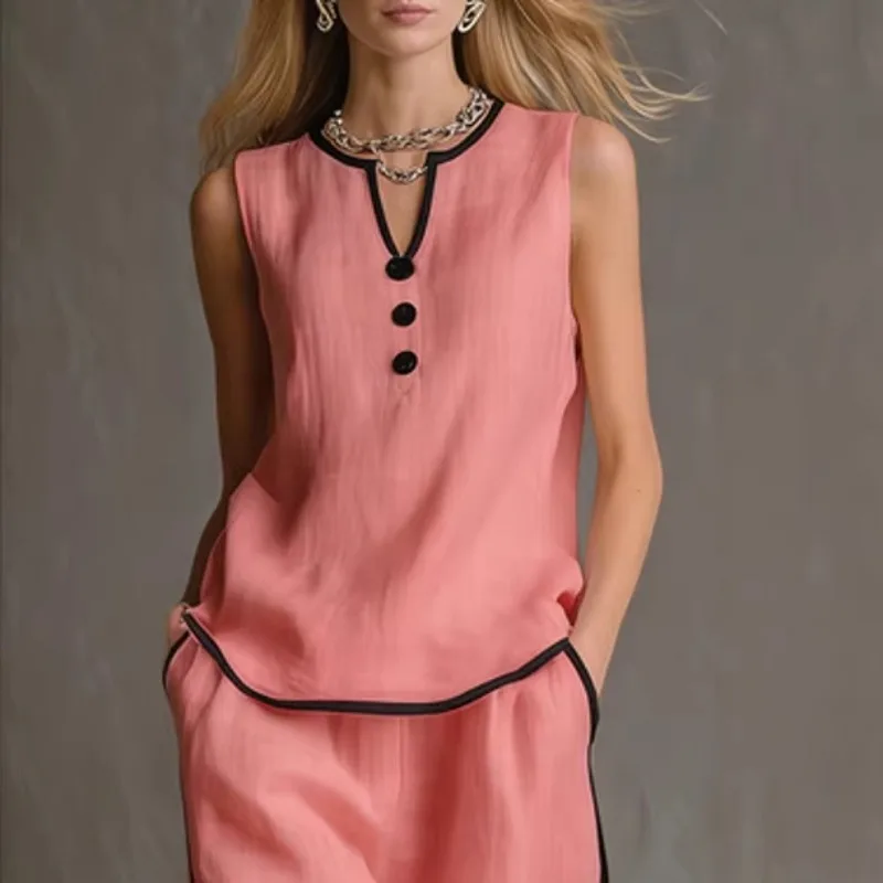 

Летний комплект 2026: топ без рукавов с V-образным вырезом и брюки с широкими штанинами, черная контрастная отделка, простой и элегантный крой, для высоких и стройных, повседневный комплект.